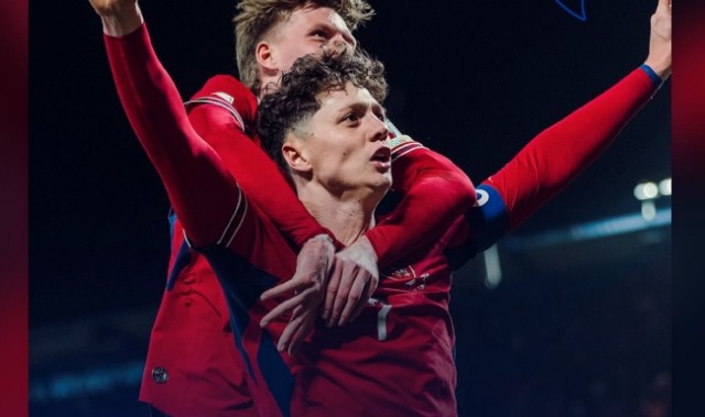 切赫晒照祝贺捷克队晋级世界杯：祝贺捷克国家队🍾👏👏