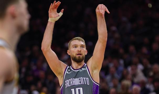 开云体育-绝对硬汉永不言弃！小萨带伤奋战看齐科比